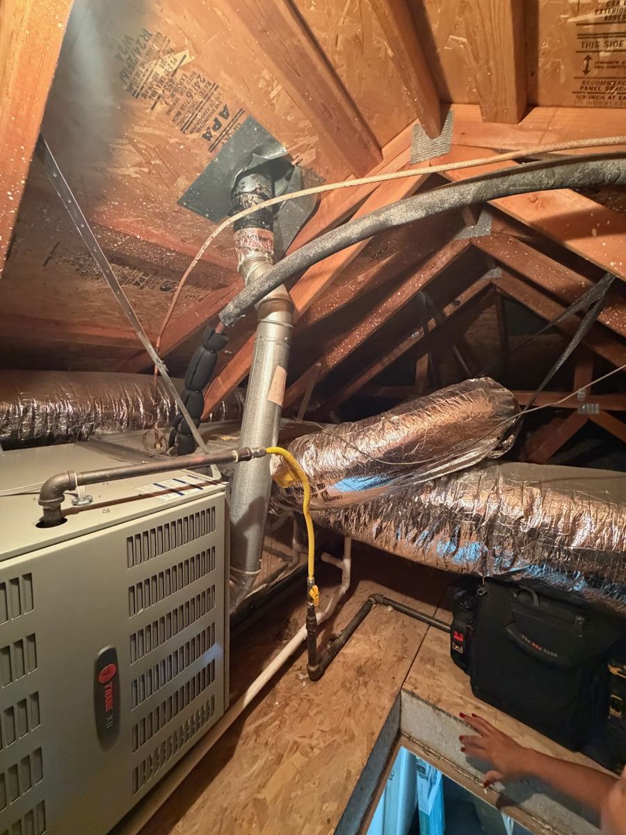 Calentador en el ático con ventilación y línea de gas nuevas