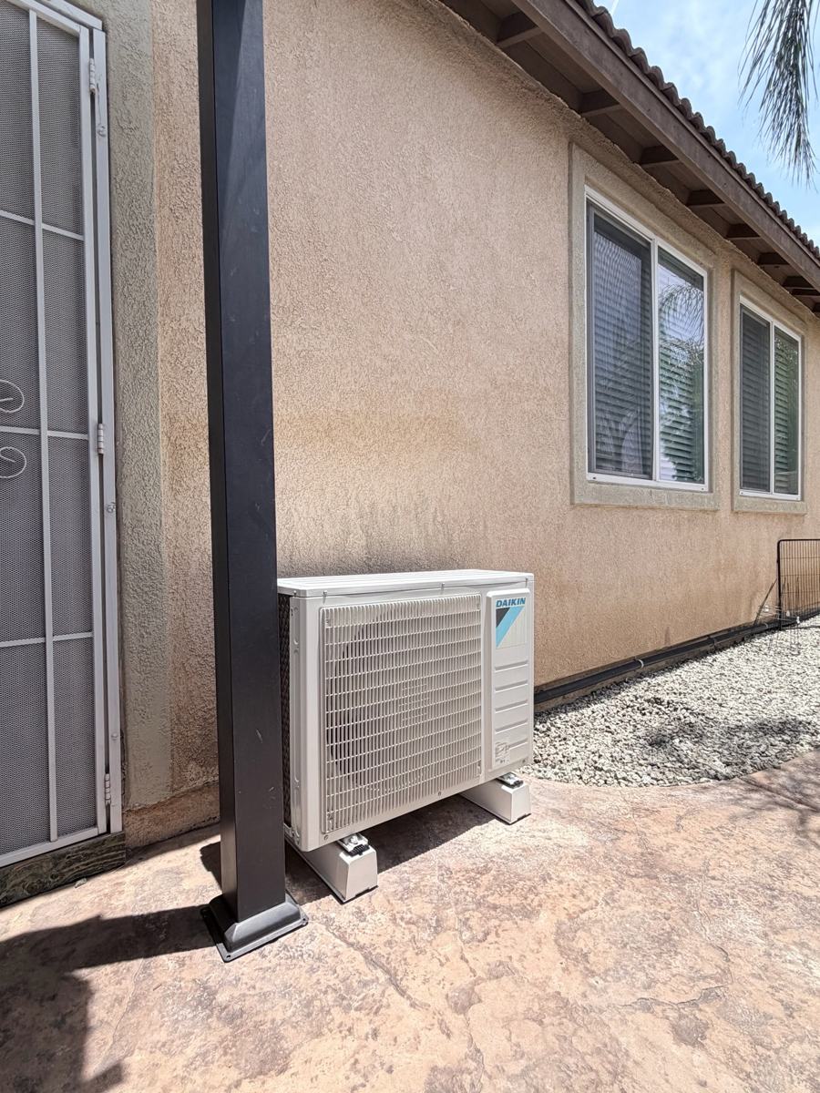 Condensador de minisplit instalado junto a una casa en Menifee