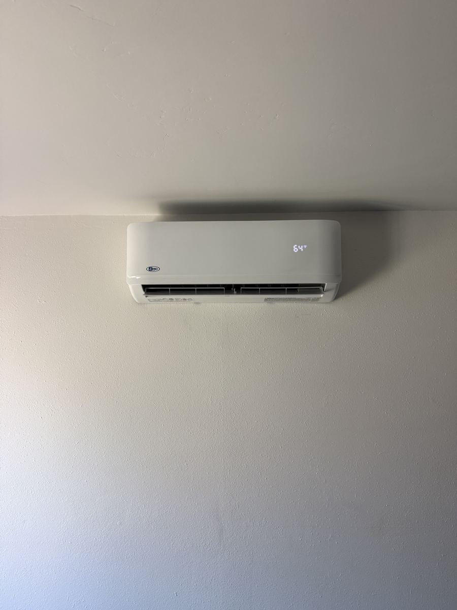 Unidad interior de minisplit sin ductos montada en la pared