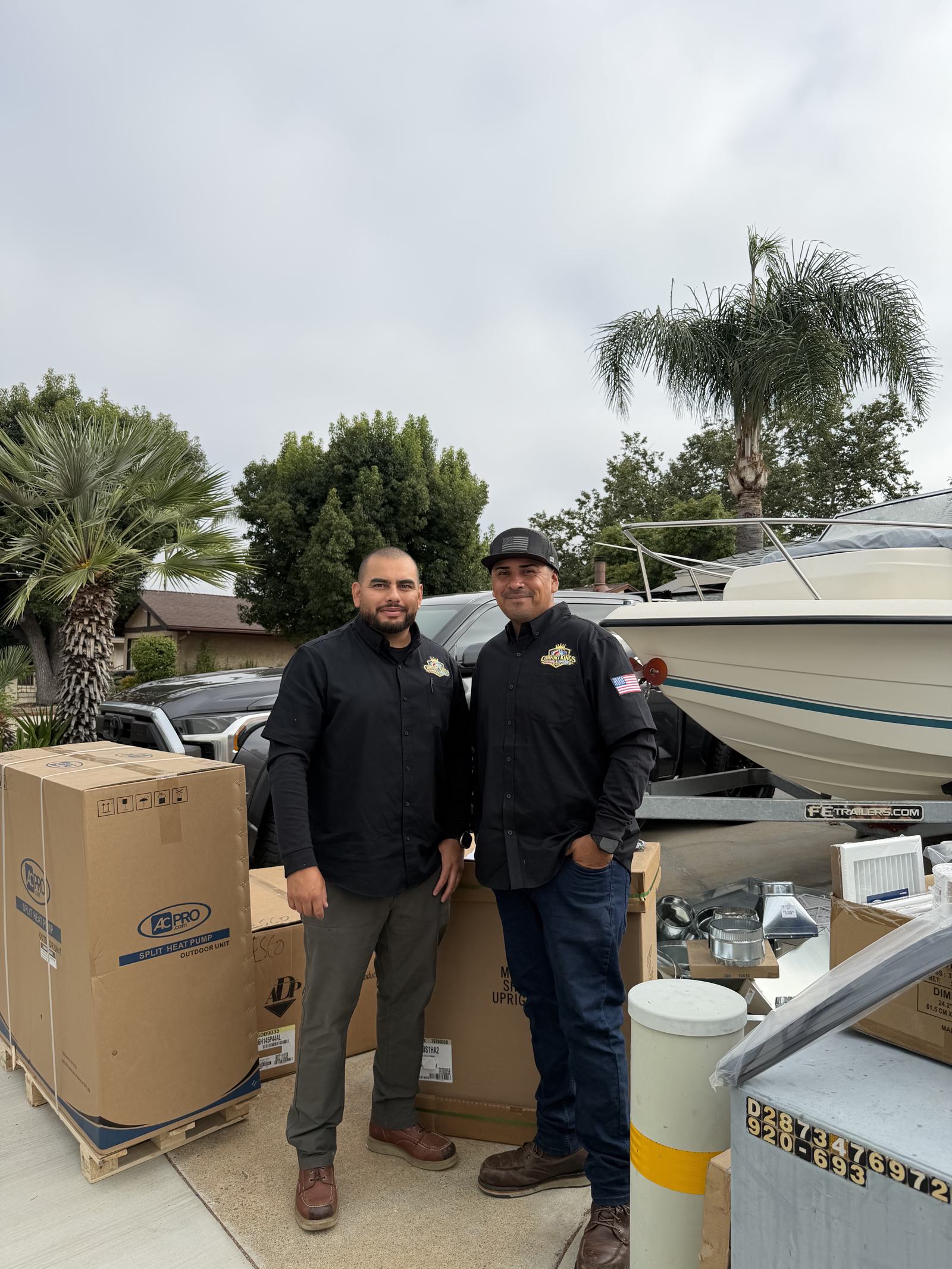 David y Caesar junto a equipo en caja listo para una instalación