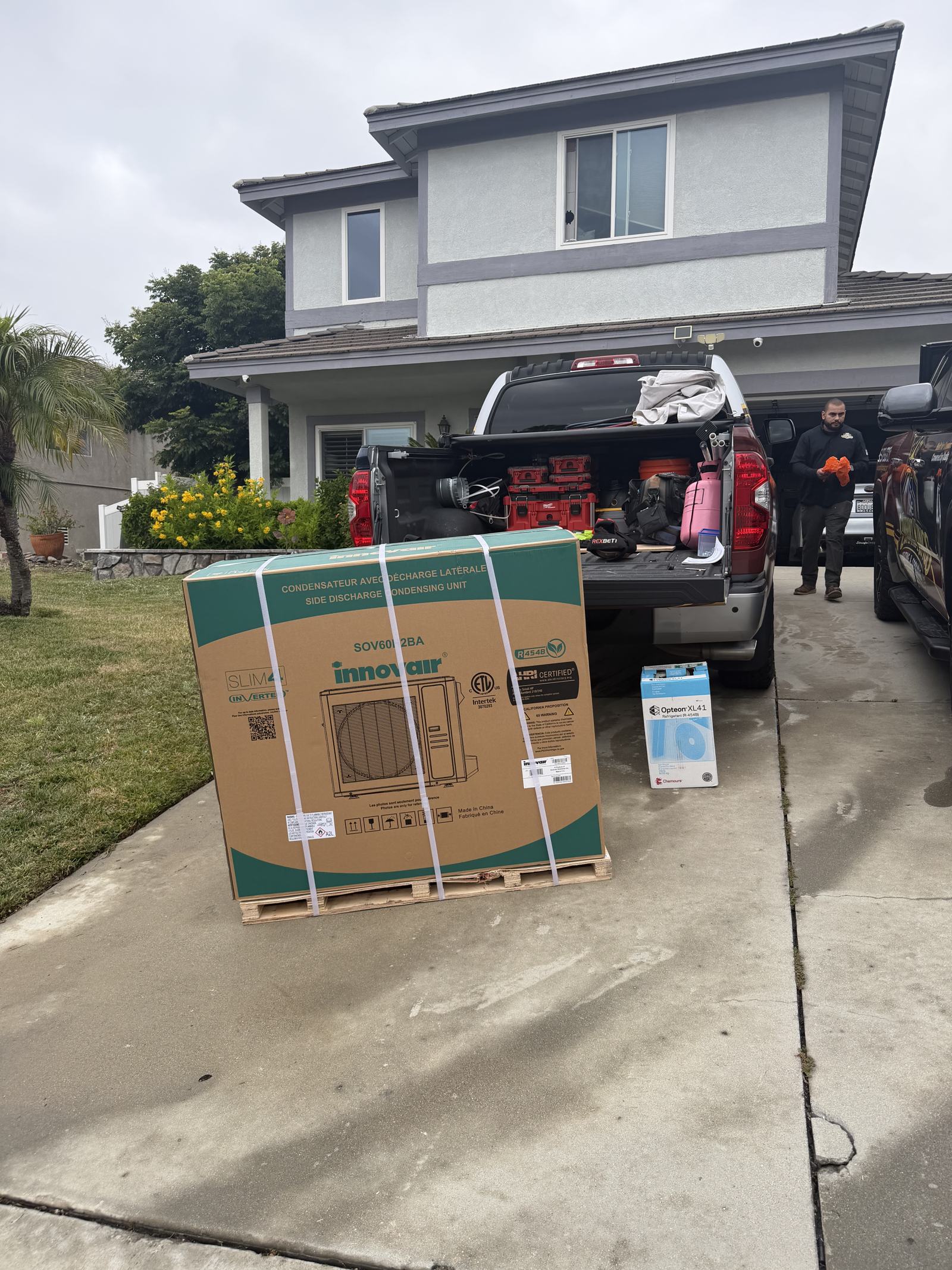 Equipo nuevo descargado de la camioneta de Comfort Kings